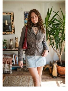 GLORIA VANDERBILT • JACKETS
Women • Size L • Excellent condition